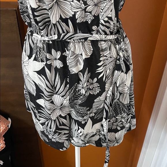 Guilty Tropical Black and White Floral Romper - Size M - Picture 5 of 12